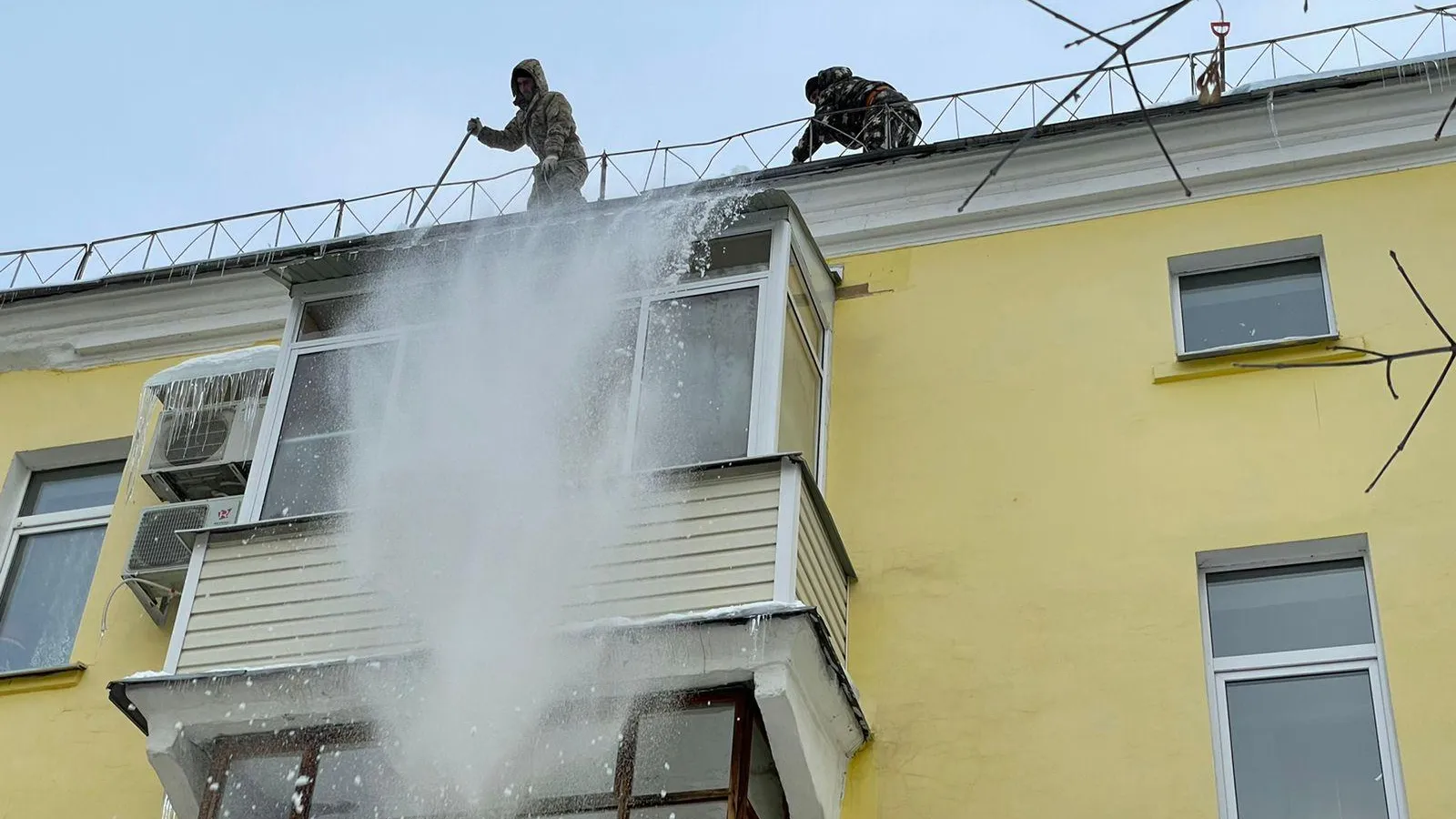 Качество уборки снега и наледи с крыш проконтролировали в поселке ВУГИ Люберец