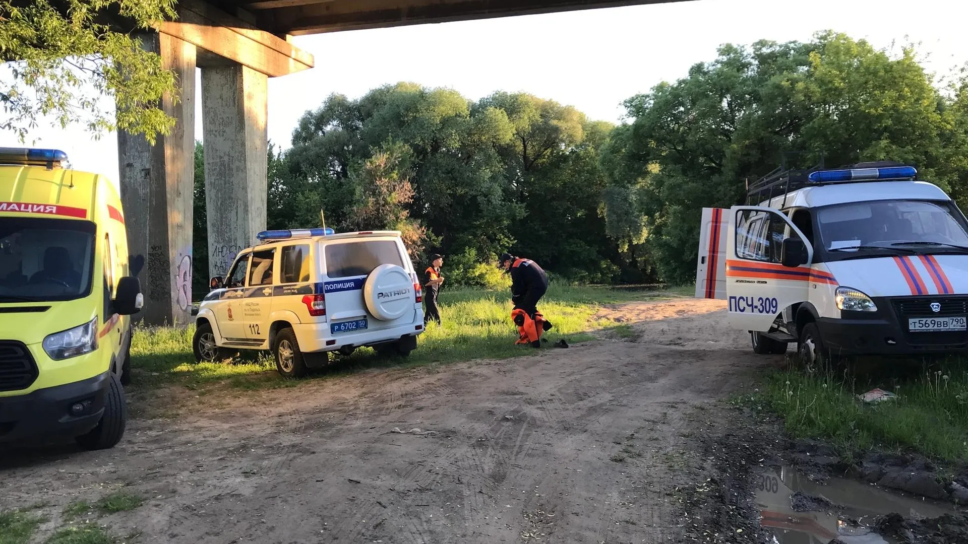 В деревне Подольска водолазы вытащили из реки тело 44‑летнего мужчины