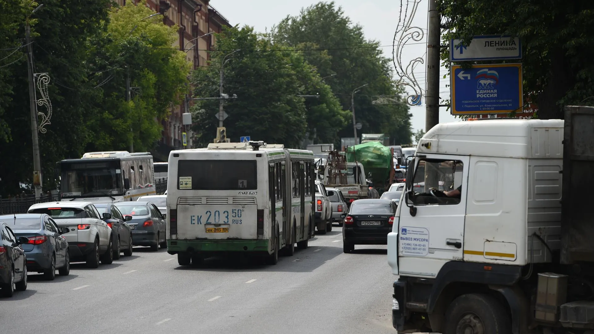 Житель Подольска пожаловался на водителя автобуса, который смотрел кино во время движения