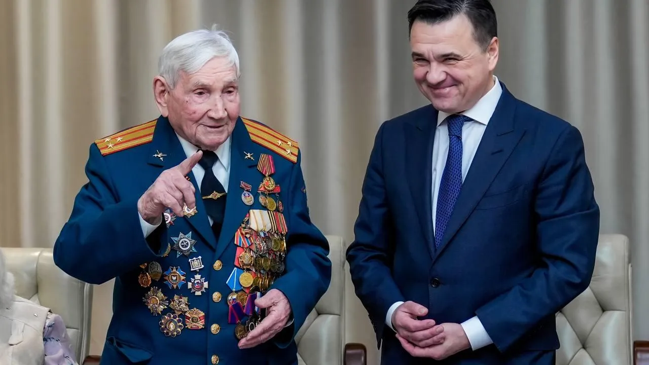 Андрей Воробьев поздравил со 100-летием ветерана ВОВ Ивана Жучкова