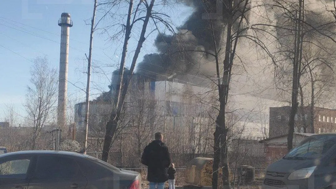 Бегущие люди и цех в огне: появилось видео пожара на заводе в Петрозаводске