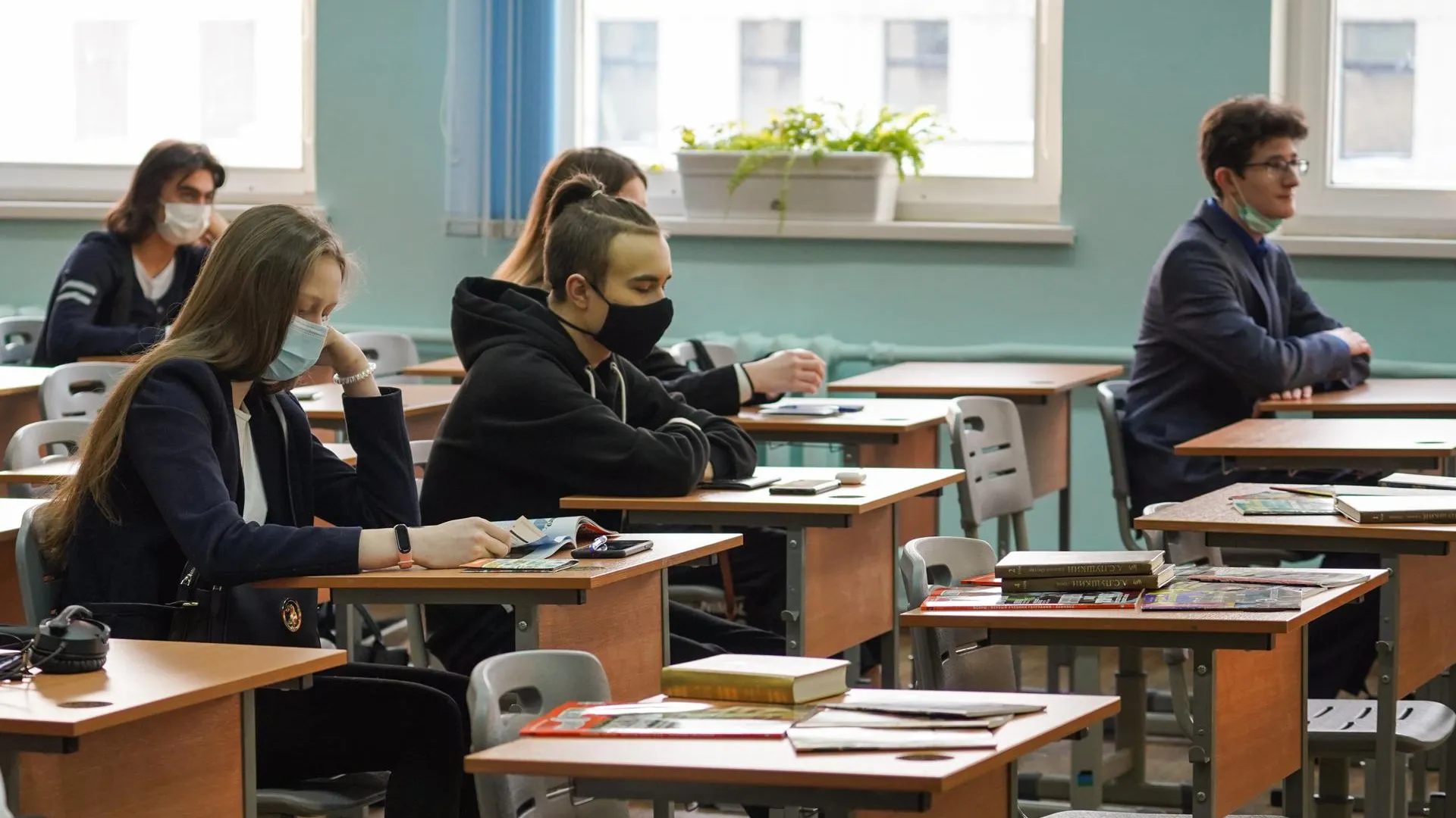 12 школьников Реутова получили именную стипендию губернатора Подмосковья
