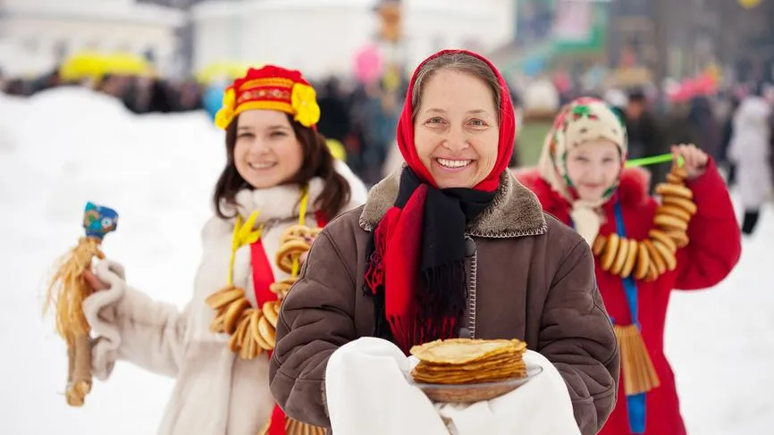 На блинах и на ноже: старинные гадания на Масленицу