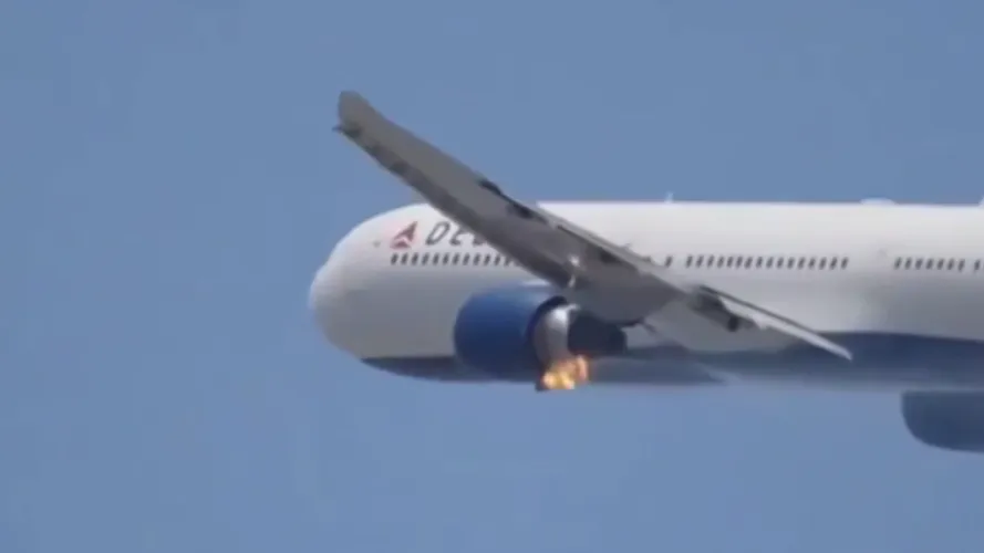Двигатель пассажирского Boeing загорелся во время полета над Лос-Анджелесом