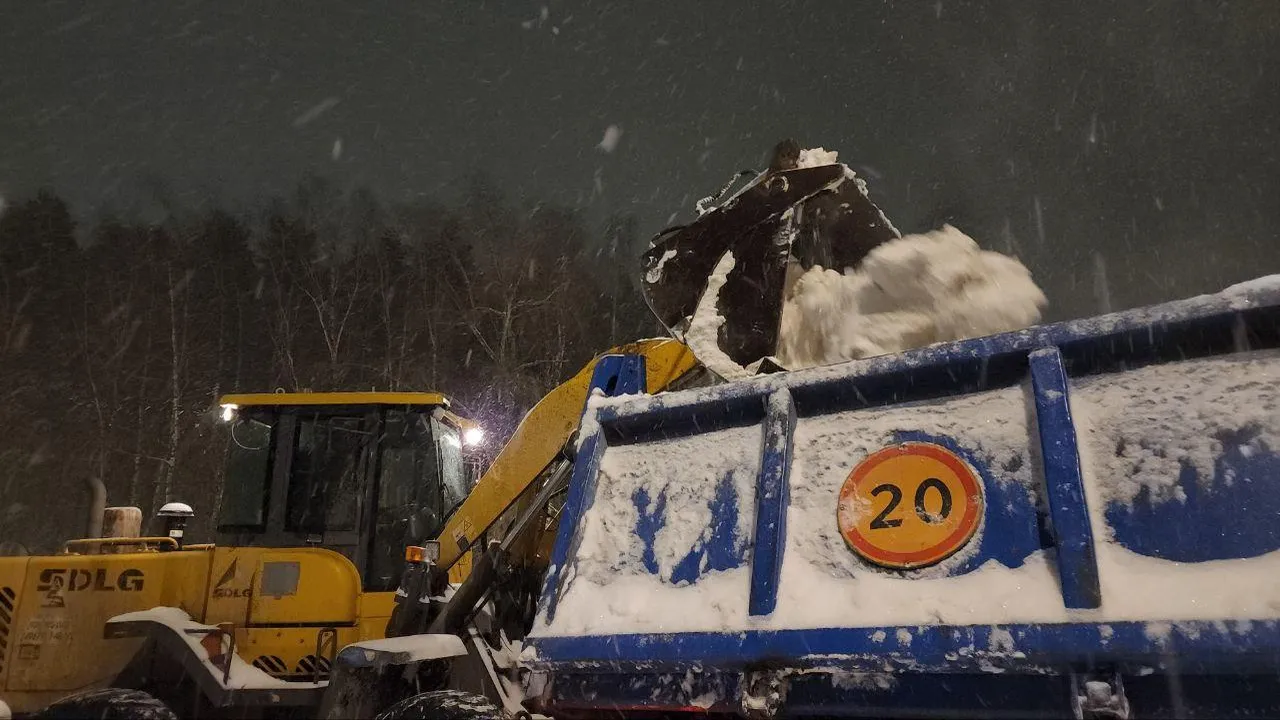 Коммунальные службы Домодедова расчистили парковку у парка Елочки после снегопада