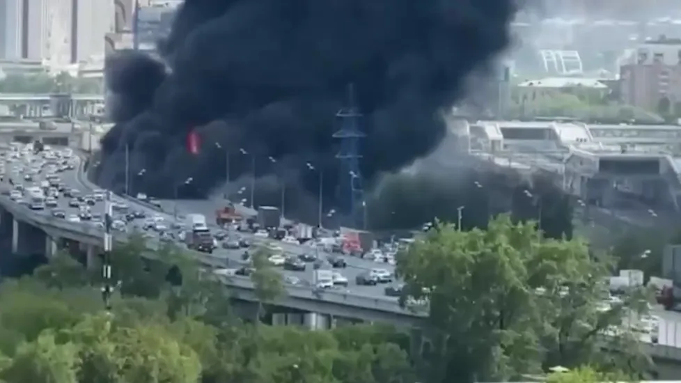 Движение транспорта перекрыли на СВХ из-за сильного пожара на востоке Москвы