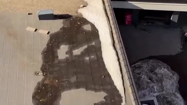 Самый развратный дом Москвы: неизвестный кидает фаллосы на крышу многоэтажки