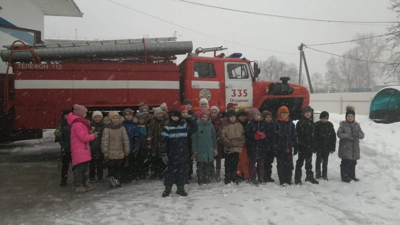 Подмосковные спасатели провели уроки безопасности для детей перед школьными каникулами