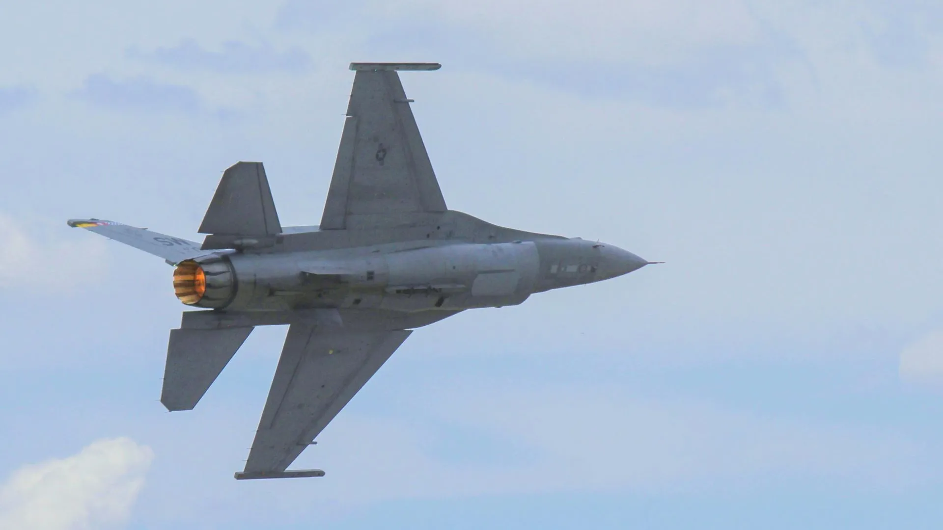 Производитель двигателей для F-16 должен миллион рублей бойцу ВС РФ