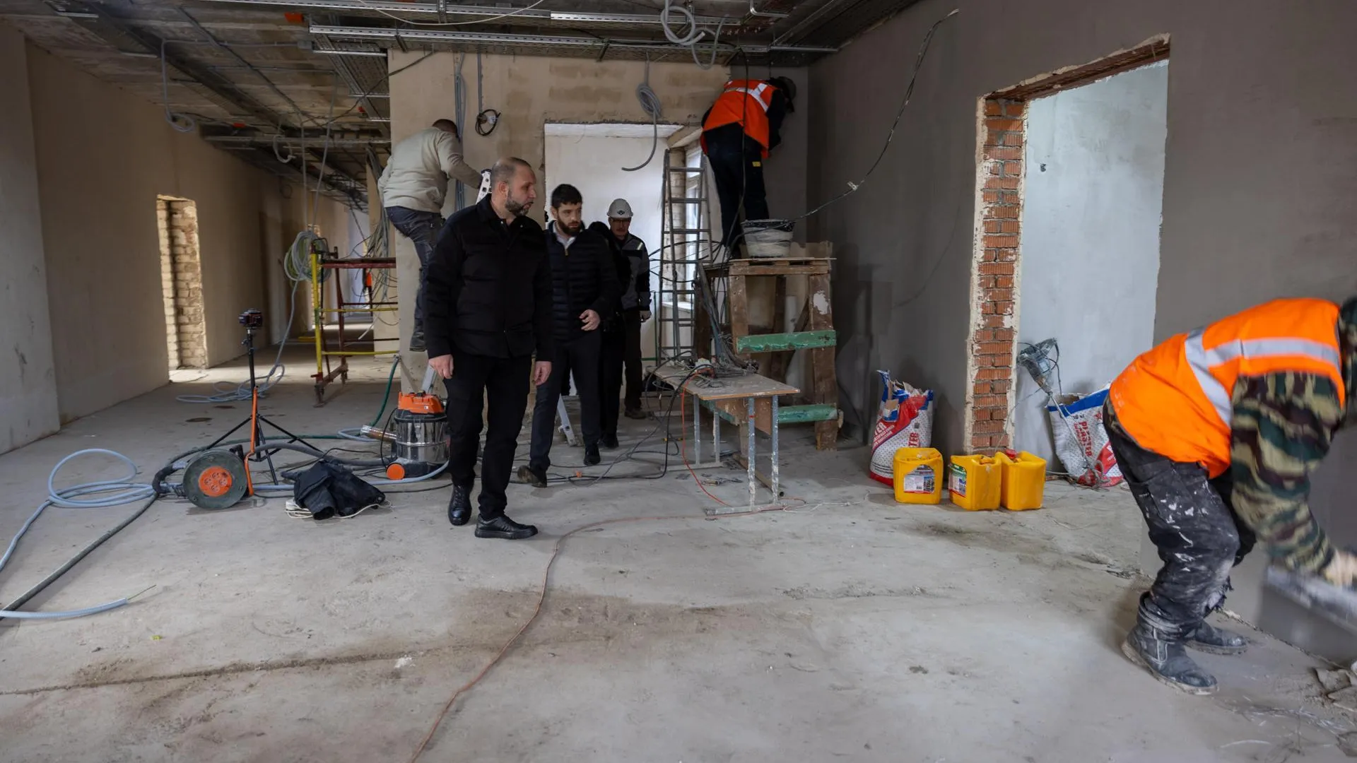 В Орехово-Зуевском округе продолжается капремонт школы в Малой Дубне