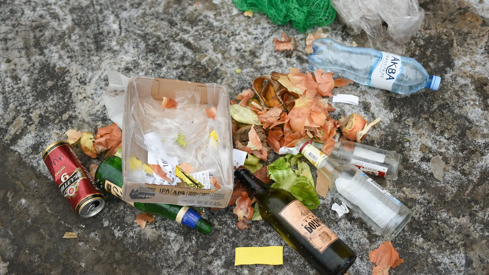 Неизвестные сбросили кучу бытового мусора на обочине дороги под Подольском