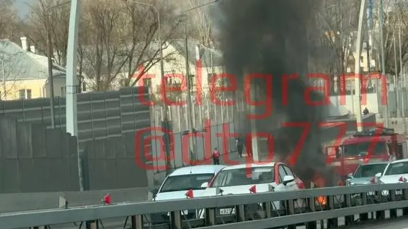 Машина загорелась на улице в Москве