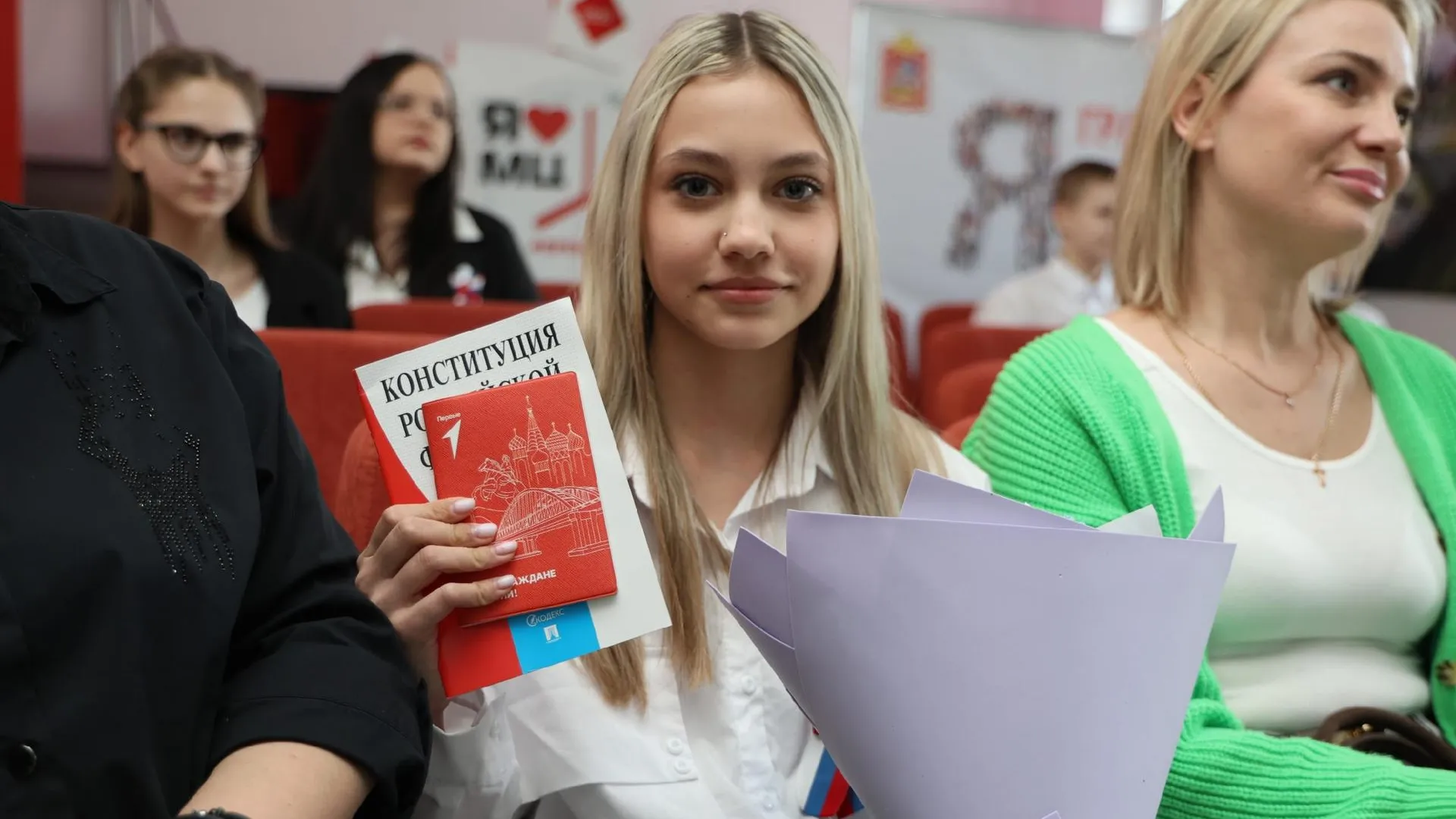 В Электростали семерым подросткам вручили первые паспорта