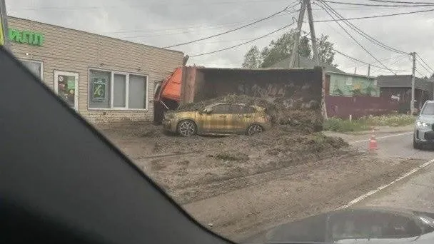 Грузовик с говном опрокинулся на золотую BMW в Ленинградской области