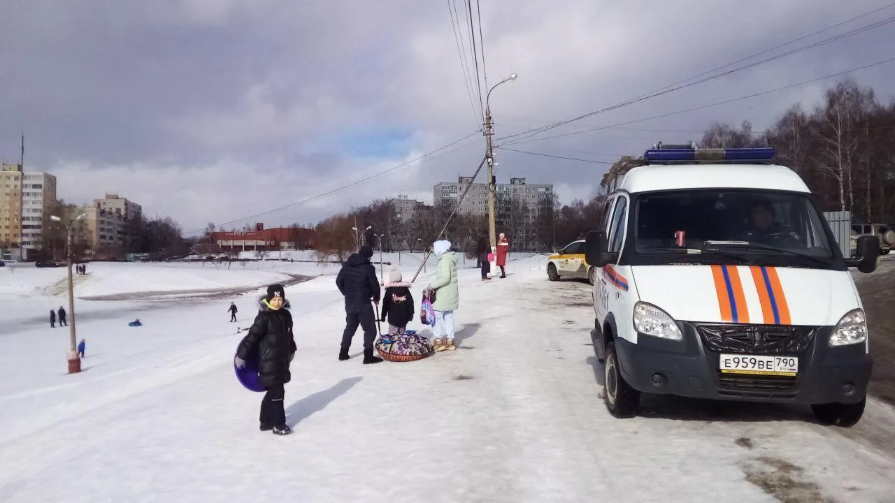 Подмосковные спасатели призывают жителей не терять бдительность на ледяных горках