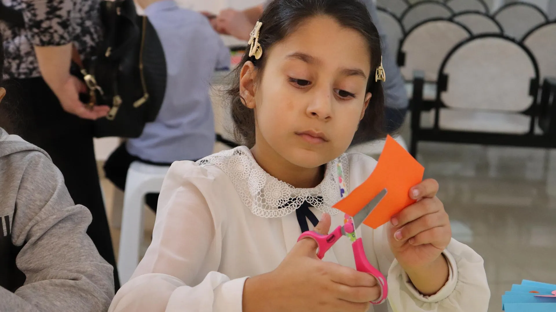 В Реутове школьники сделали открытки к 8 Марта для мам