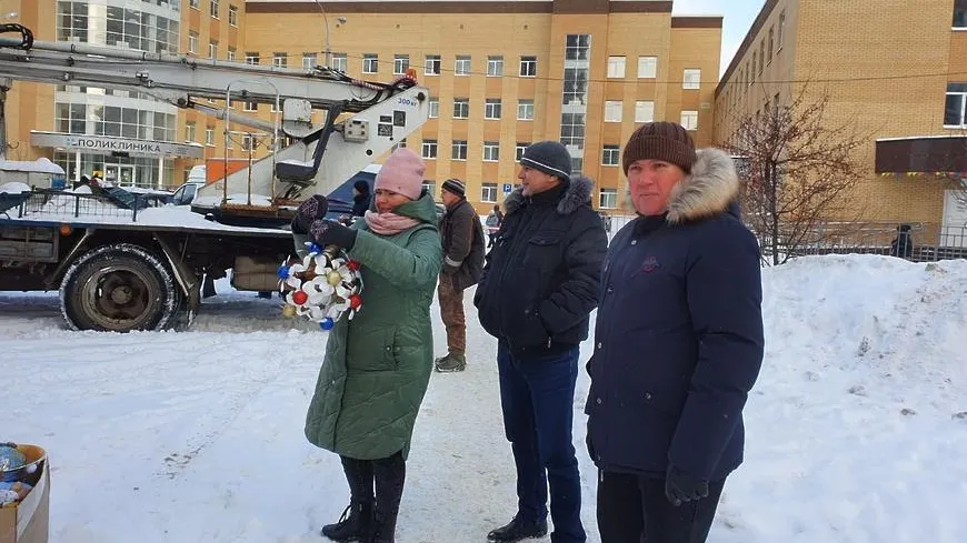 Елку украсили самодельными игрушками в микрорайоне Подольска
