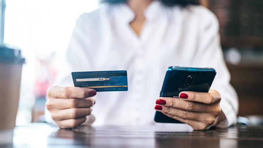 «Завтра не смогу купить еду детям?»: банк заблокировал оплату россиянки за пирсинг