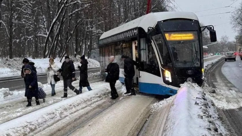 Московский дрифт: трамвай развернуло поперек путей в Ростокинском проезде