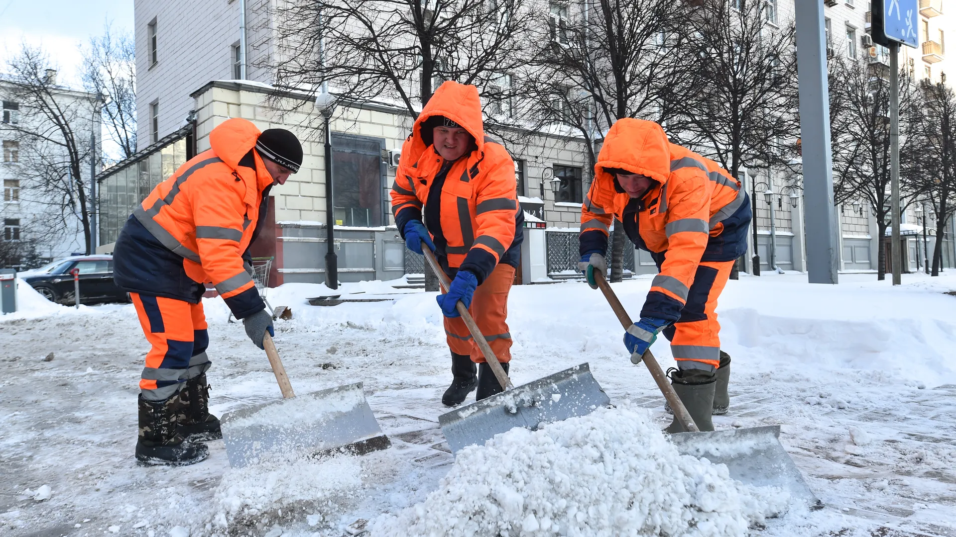 Городские службы непрерывно ликвидируют последствия снегопада в Москве
