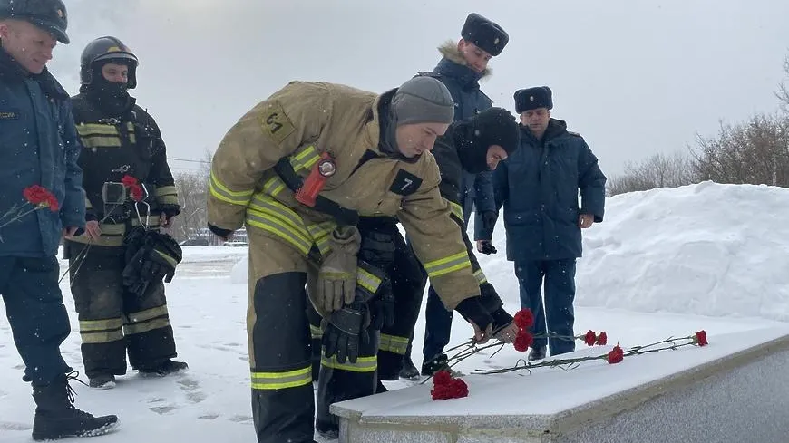 Спасатели и пожарные Подольска почтили память героев Отечества
