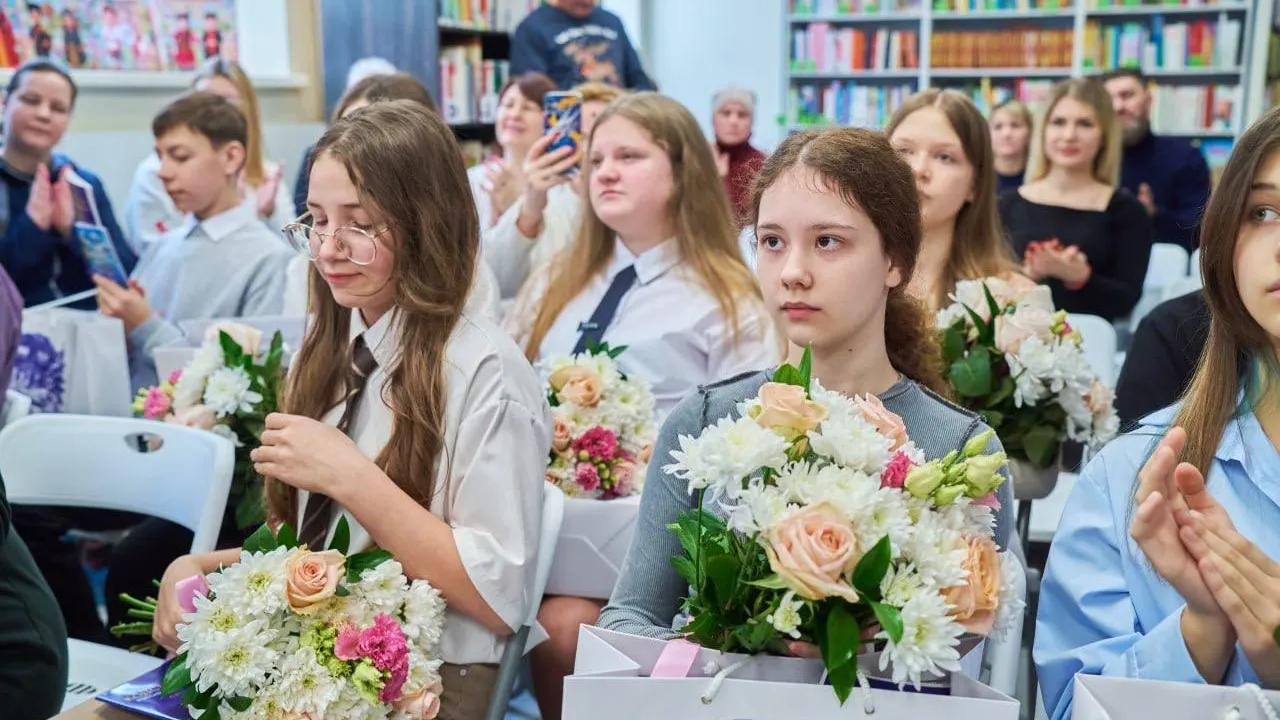 Школьники Чехова получили свои первые паспорта