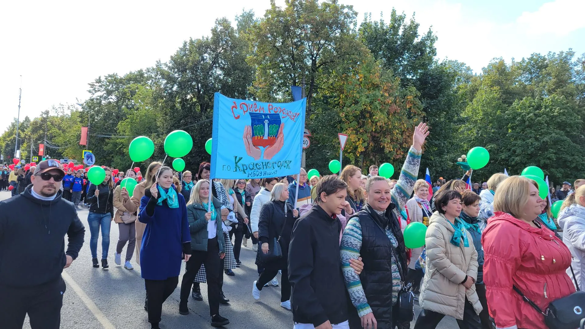 Более 7 тыс человек приняли участие в шествии трудовых коллективов в Красногорске