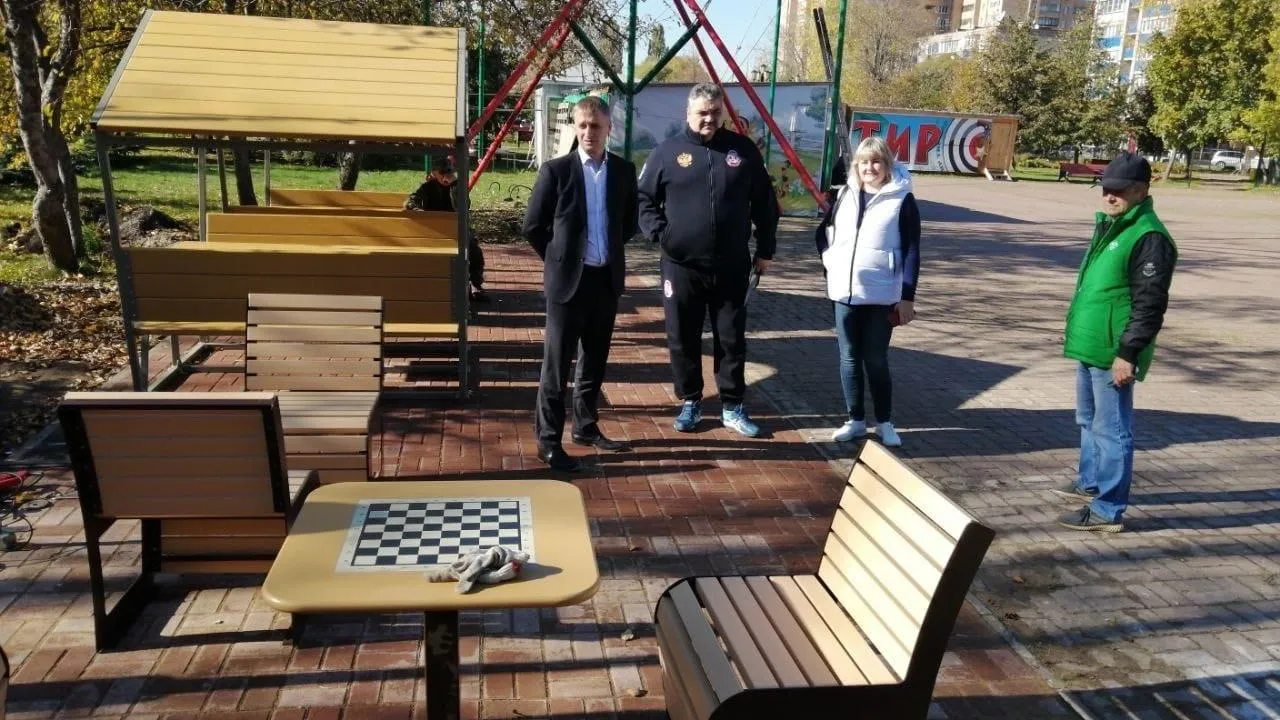 Столы и беседки для игр начали устанавливать в детском парке мкрн Климовск Подольска