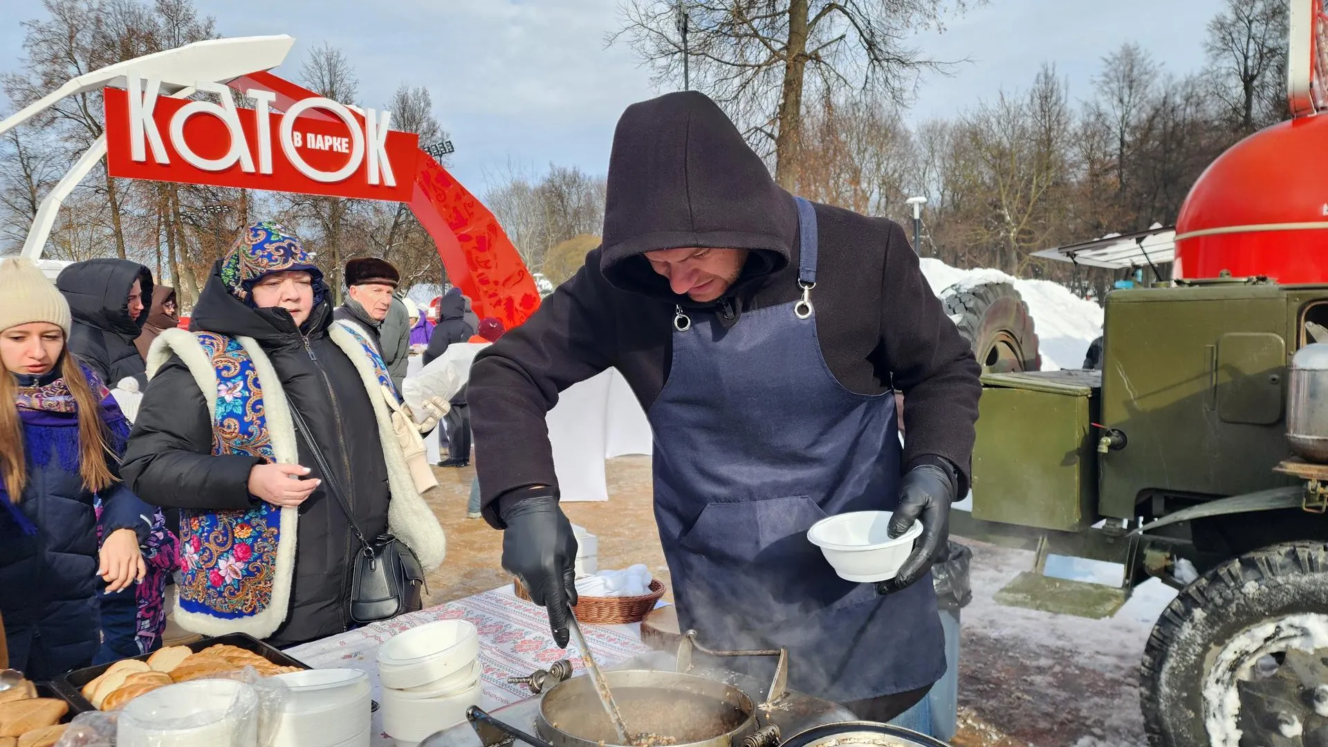 1500 блинов и 3000 порций чая раздали на Масленицу в парке Талалихина в Подольске