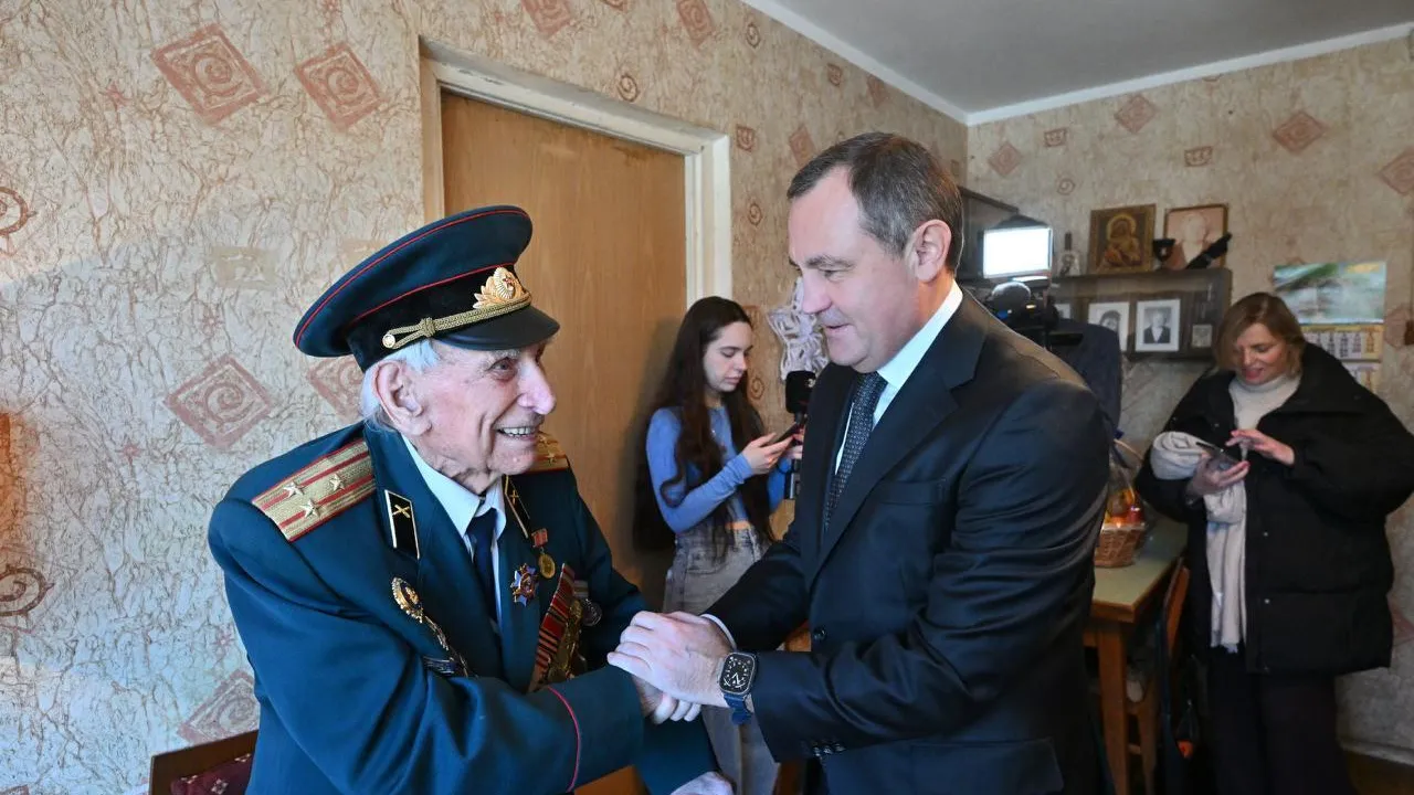 Брынцалов вручил ветерану ВОВ юбилейную медаль в честь 80-летия Победы