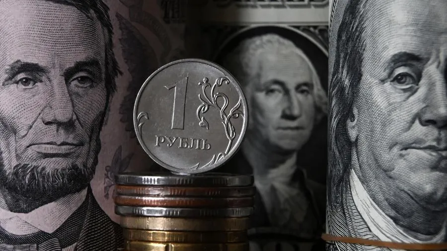 ЦБ РФ повысил курс доллара почти до 104 руб на 13 декабря