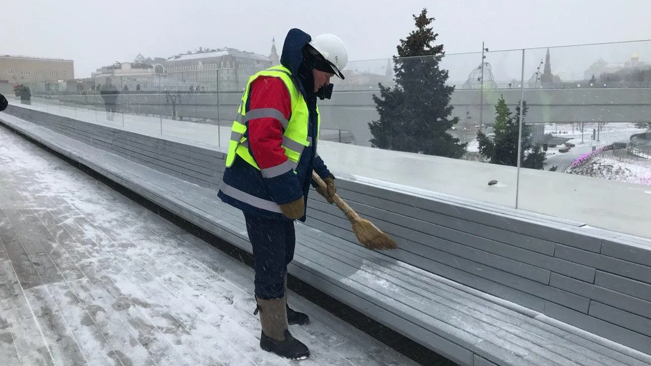 На Парящем мосту в «Зарядье» провели плановую уборку снега