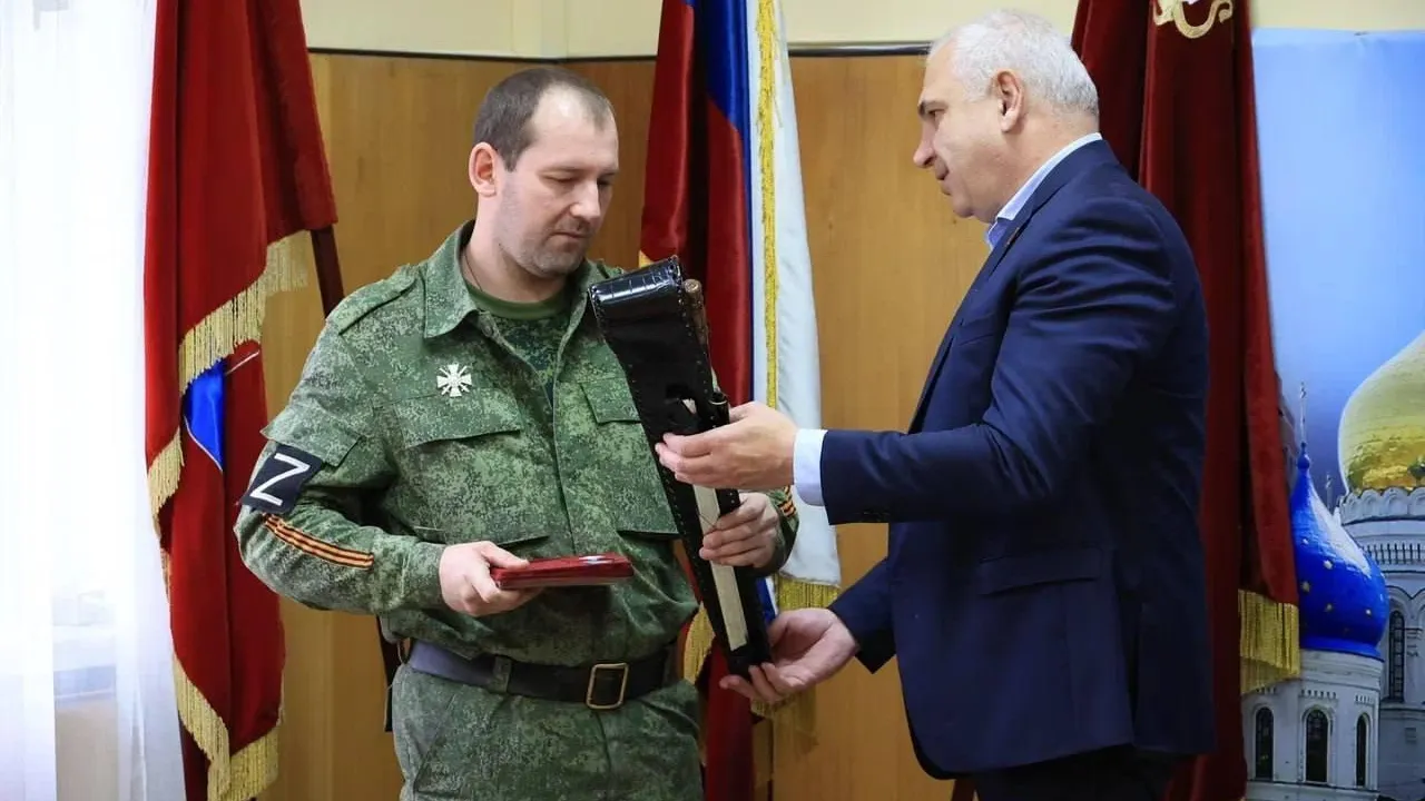 Жителю округа Дзержинский вручили медаль «За отвагу»