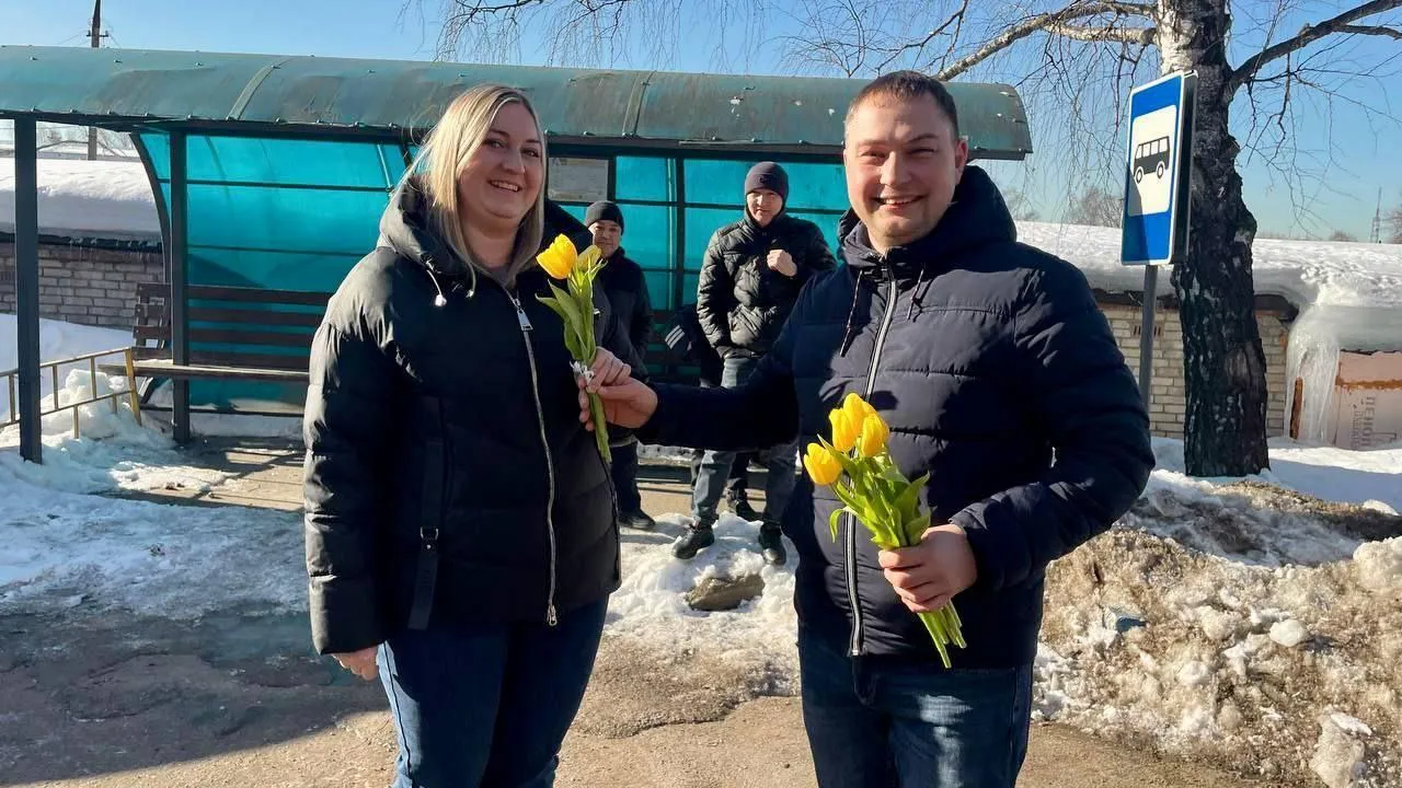 Водители автобусов в Подмосковье поздравляют милых дам с Международным женским днем