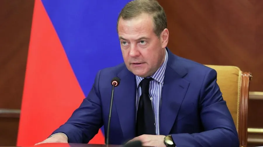 Медведев предположил, когда США возобновят поставки оружия Украине