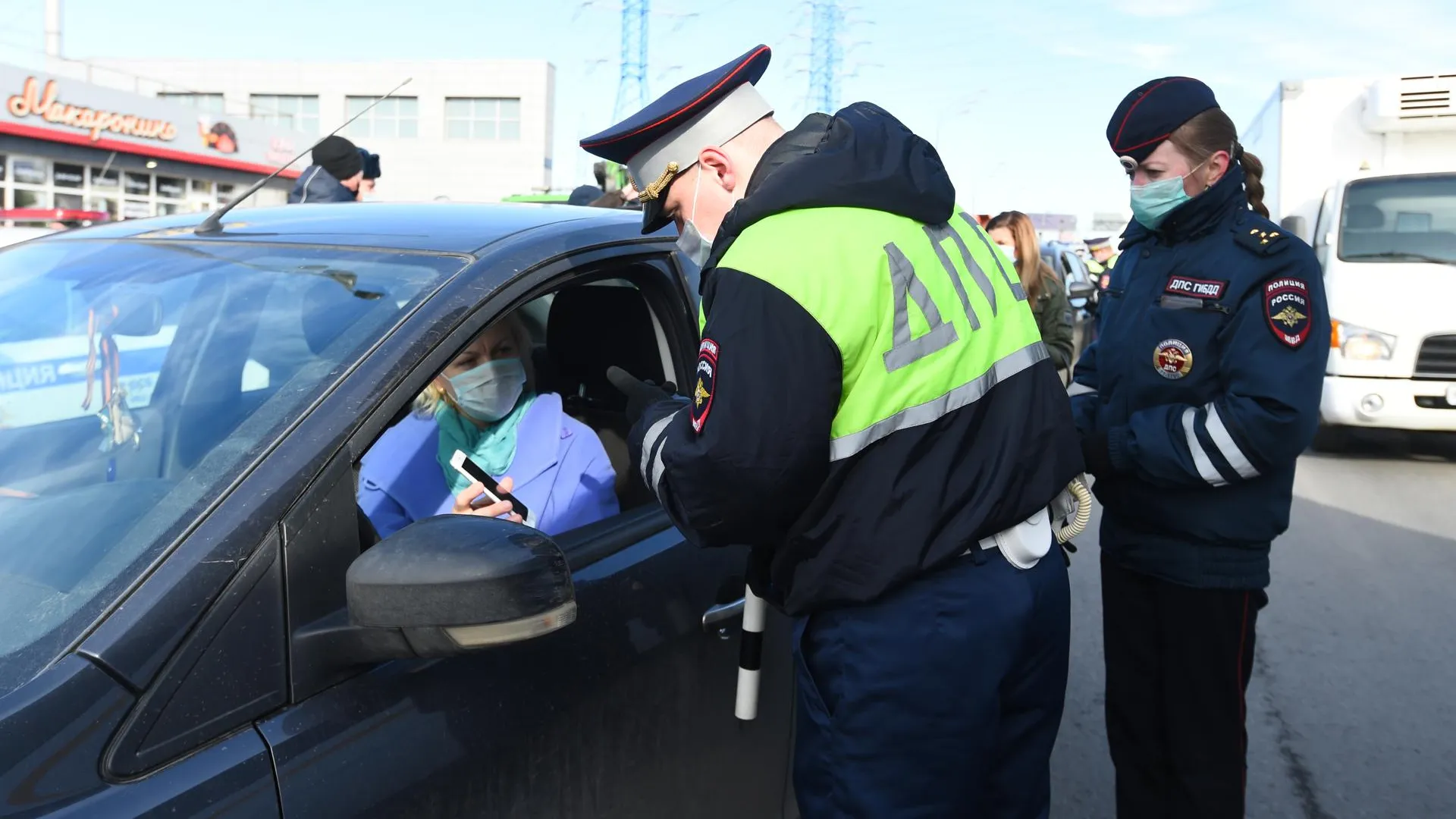 450 планшетов для проверки пропусков выдано полицейским в Подмосковье