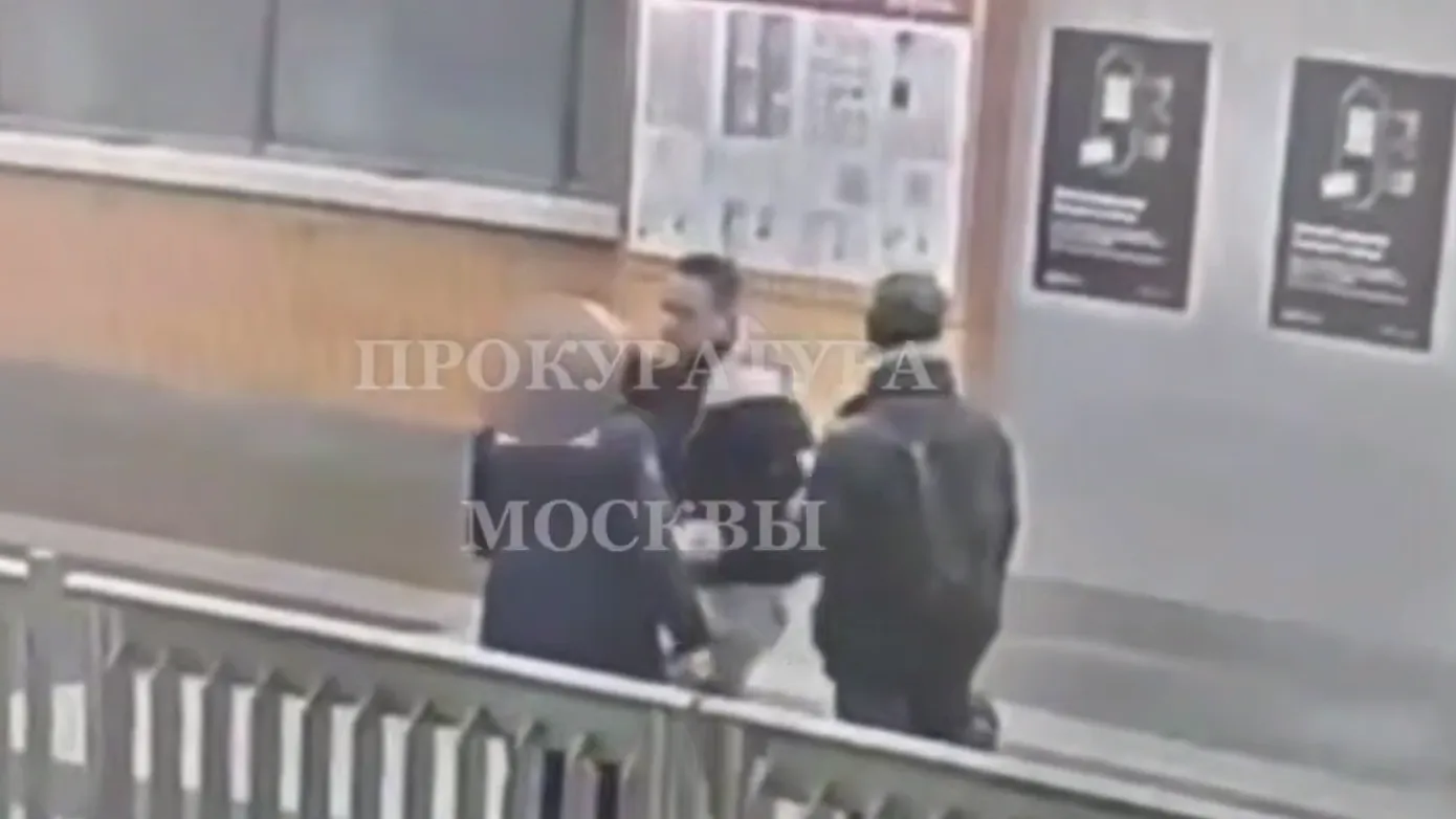 Рухнула на пол: неадекват ударил сотрудницу службы безопасности Мосметро