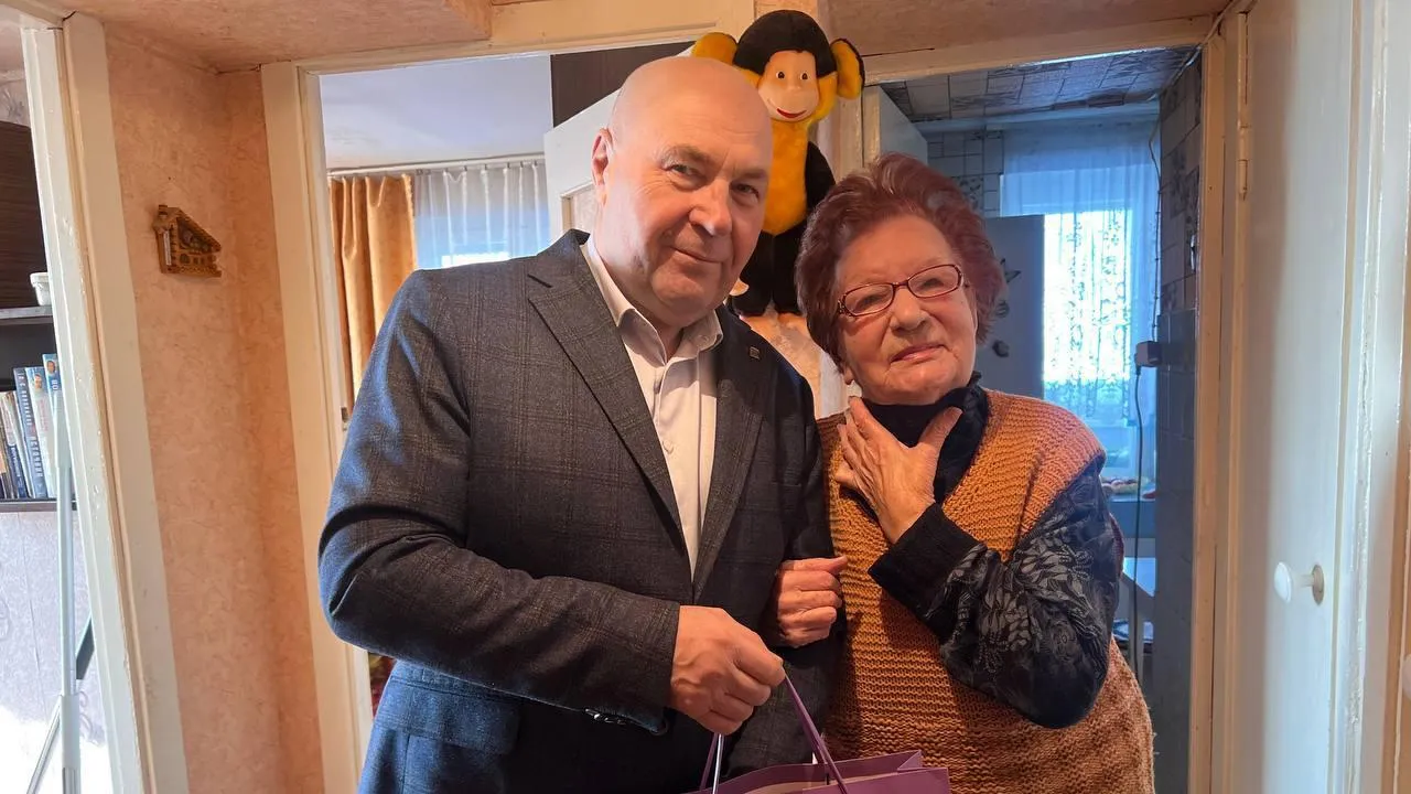 Депутаты Пушкинского округа поздравили ветеранов с днем рождения