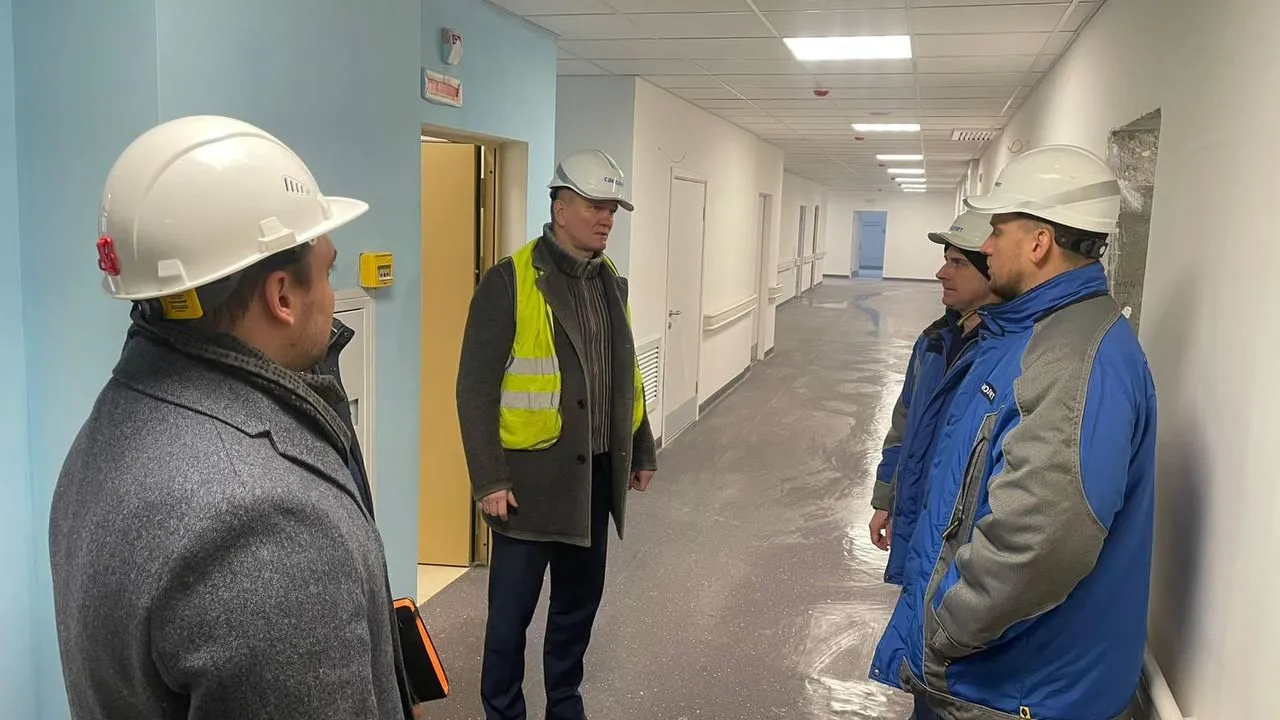 Депутат Мособлдумы проверил строительство школы и поликлиники в Люберцах