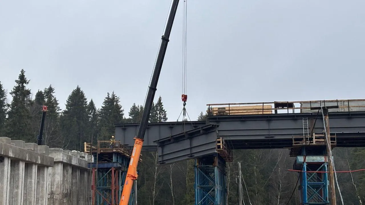 На дублере Пятницкого шоссе завершили сборку металлоконструкций