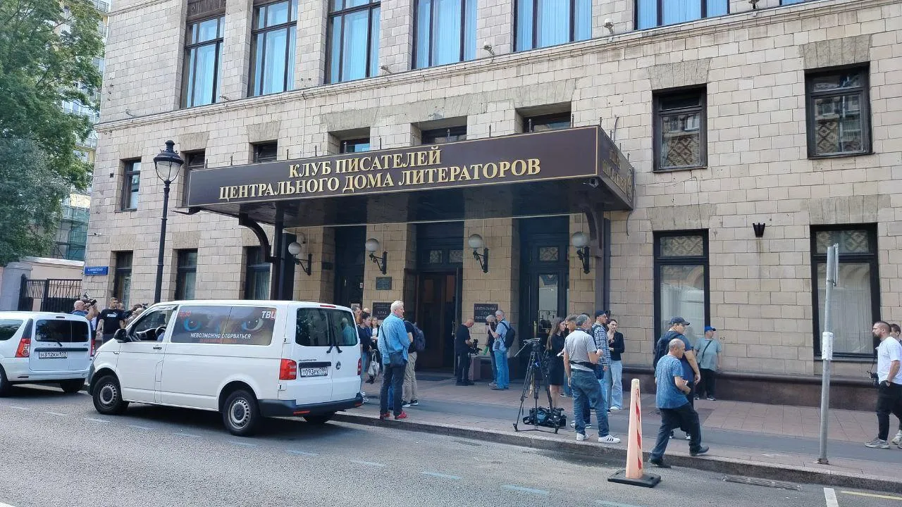 Поклонники собираются у Дома литераторов в Москве на прощание с Миттой