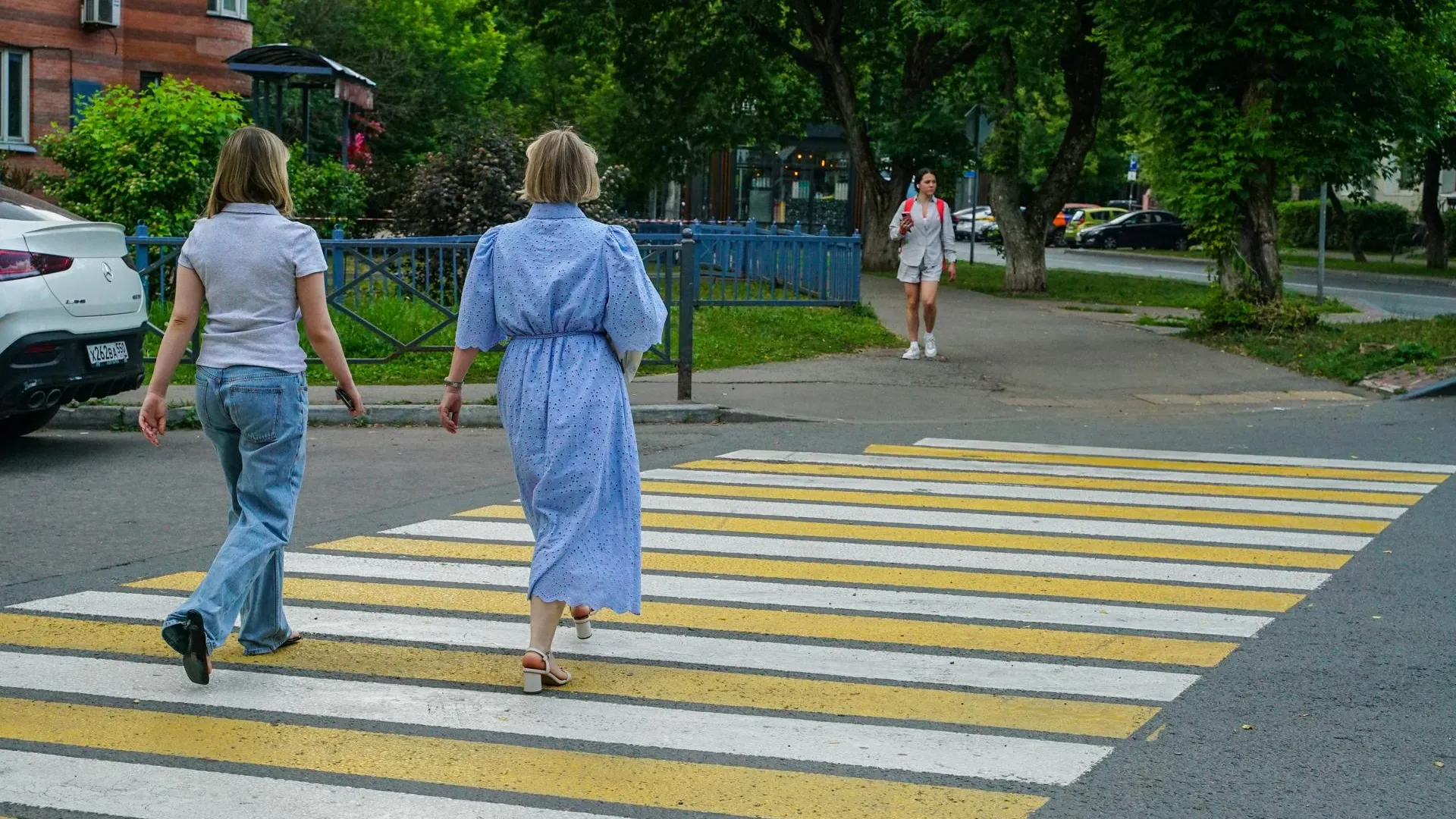 В Химках обновляют дорожную разметку на переходах