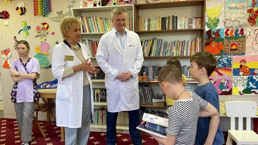 Юным пациентам больницы Люберец вручили подарки ко Дню защиты детей