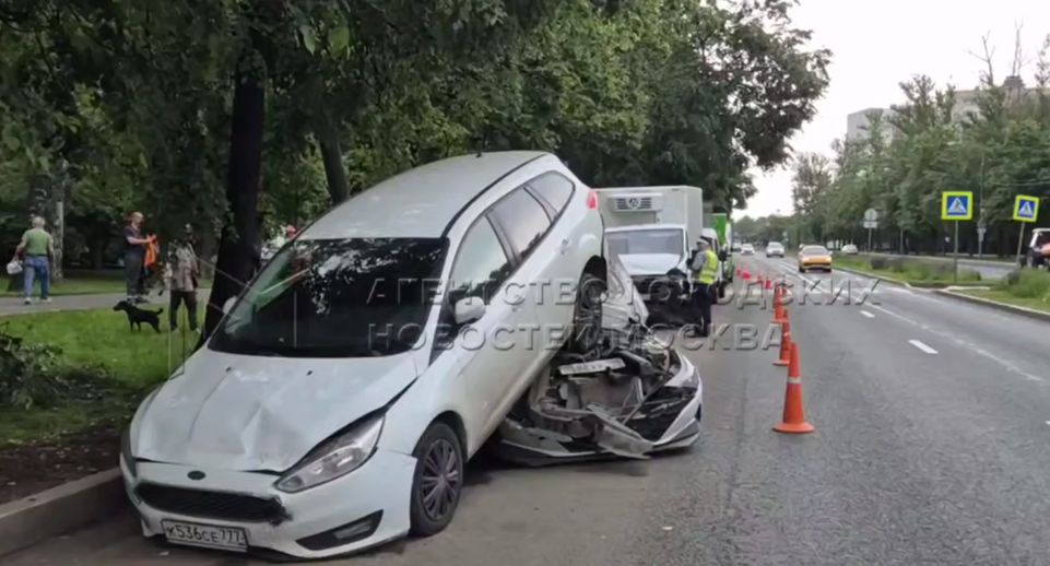 Фура снесла припаркованные авто в столичном Царицыне