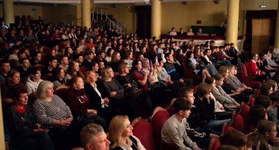 На сцене Серпуховского театра состоялся патриотический спектакль «Ради жизни»