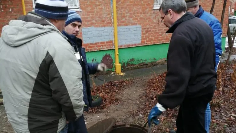 Сотрудники УК Подольска устранили засор канализации в жилом доме на улице Садовой