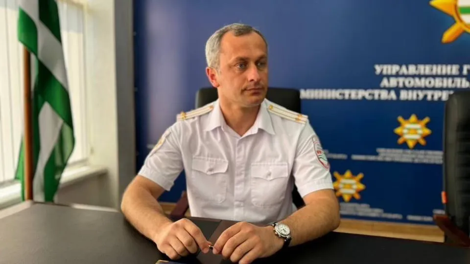 Надеется договориться: начальник ГАИ Абхазии прибыл к протестующим