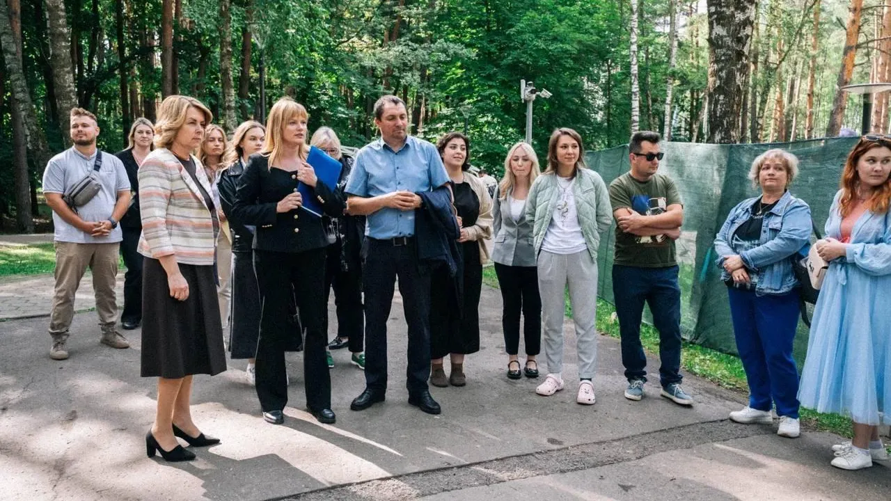 Глава Домодедова проверила реконструкцию детско-спортивной зоны в парке «Елочки»