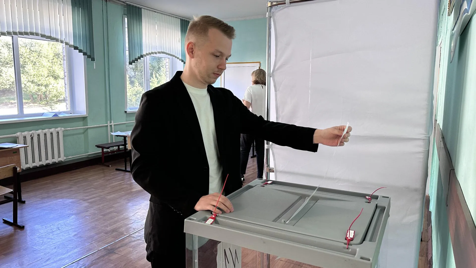 Руководитель «Молодой Гвардии» Щелково отдал свой голос на избирательном участке