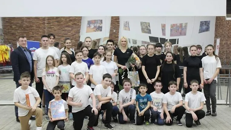 Олимпийская чемпионка Гущина провела занятие по физкультуре для школьников Подольска